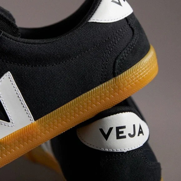 COPY - Veja volley tennis shoes women’s size 9 - Picture 2 of 6